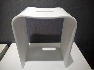 Фото стульчика из искусственного камня для ванной комнаты