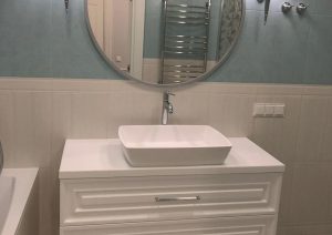 Фото в интерьере столешницы в белом цвете в ванной комнате
